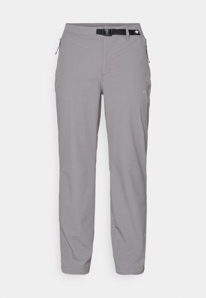 Pantalons d'extérieur gris en tissu léger, dotés d'une ceinture, de poches lat�érales et d'un design à jambes droites. Texture lisse avec un minimum de détails.