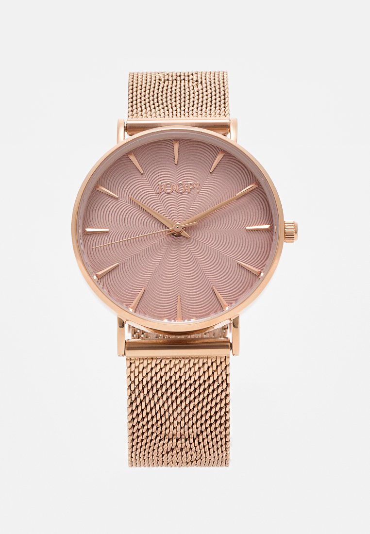 Orologio rotondo con quadrante in oro rosa texturizzato e cinturino a maglia coordinato. Presenta indici delle ore allungati e un logo sottile. Le lancette argentate indicano l'ora.