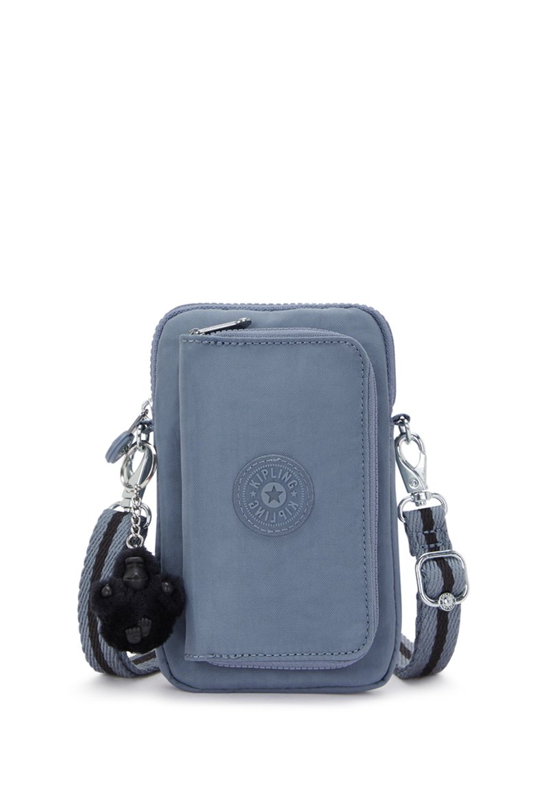 Liten blå crossbody-väska med framficka, dragkedjefack, justerbar randig rem och svart gorillakeychain-charms.