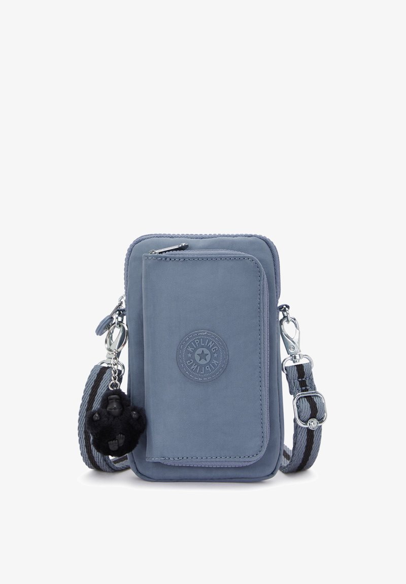 Lille blå crossbody taske med frontklap, lynlåslommer, justerbar stribet strop og sort gorilla nøglering charme.