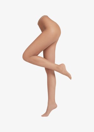 Beine, die hautfarbene Netzstrumpfhosen tragen, ein Bein am Knie gebeugt, vor einem schlichten weißen Hintergrund.