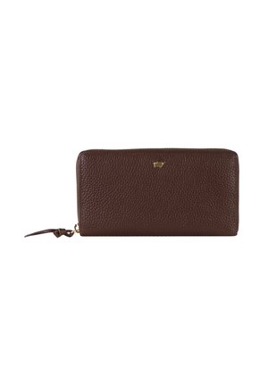Portafoglio in pelle marrone con texture a granulato, chiusura con zip e un piccolo dettaglio in oro. Forma rettangolare piatta con cinturino da polso.