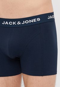 Boxer in blu navy con una texture morbida, dotati di un logo bianco a contrasto "JACK & JONES" sulla vita e un design aderente.