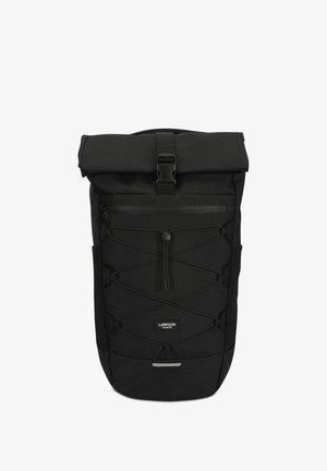 Fekete felhajtható hátizsák, textúrált külső borítással. Állítható csattal, elülső cipzáros zsebbel és rugalmas bungee zsinórral rendelkezik a tárolás érdekében.