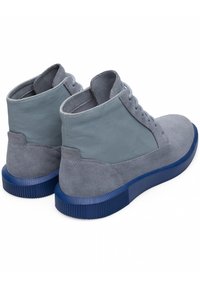 Stivali alla caviglia in suede grigio con un finish testurizzato, punta arrotondata, lacci e una suola in gomma blu con dettagli scanalati.
