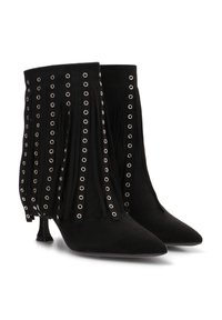 Botines negros de ante con detalles de flecos y acentos de ojales plateados, con puntera afilada y un tacón ancho corto.