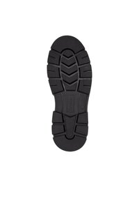 Suela de zapato de goma negra con un patrón de banda de rodadura en zigzag, con superficie texturizada y ranuras amplias para tracción y estabilidad.