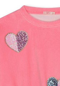 Top in velluto a coste rosa con due applicazioni a forma di cuore: una metà in paillettes rosa e l'altra in viola, contornata da una rifinitura dorata.