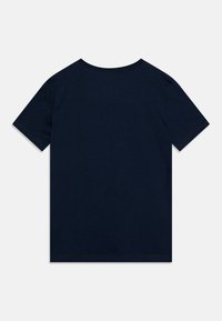 Námořnická modrá bavlněná tričko, krátké rukávy, kulatý výstřih, hladká textura, žádné viditelné vzory ani loga, jednoduchý design na zadní straně.