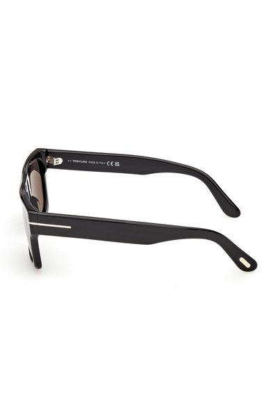 Gafas de sol rectangulares negras con patillas gruesas, detalle de una línea plateada delgada y texto "Tom Ford Made in Italy" en el lado interior.