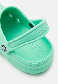 Crocs CLASSIC UNISEX - Mulas - pistachio