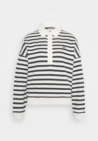 Pasiasta, długi rękaw polo w kolorze białym i granatowym, z kołnierzykiem, listwą guzikową oraz logo na piersi. Wykonany z miękkiego materiału bawełnianego.