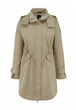 Beżowy długi płaszcz przeciwdeszczowy z wysokim kołnierzem, zatrzaskami z przodu, regulowanymi sznurkami w talii, kieszeniami z klapką i ozdobnymi paskami na mankietach i ramionach.