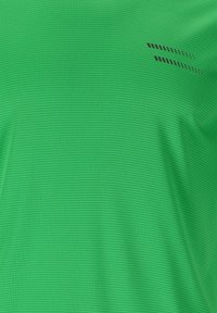 Groene textuurstof met een vierkant rasterpatroon en drie parallelle zwarte strepen aan één kant.