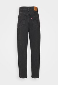 Jeans in denim nero con taglio dritto, vita alta e due tasche posteriori. Patch in pelle marrone sulla vita, tessuto dalla trama sottile.