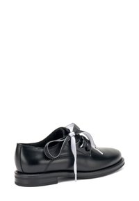 Scarpa in pelle nera con punta arrotondata, dettagli bianchi sui lacci e tacco strutturato. Presenta una finitura liscia e suola piatta in gomma.