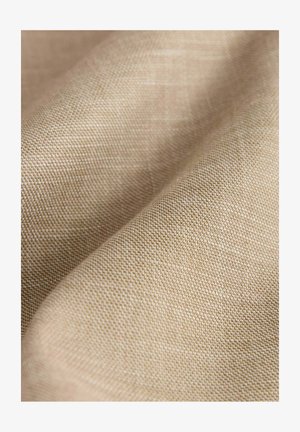 Kreemjas kudum, millel on sile tekstuur ja peen, tihe kude. Valgus peegeldub õrnalt selle pinnal.