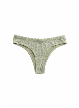 Jasnobeżowe koronkowe stringi z kwiatowymi wzorami i falistymi krawędziami, pokazane na płasko na białym tle.