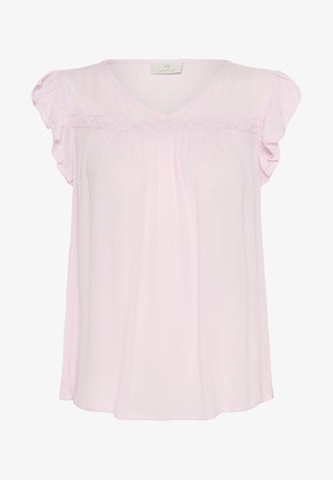 Blouse rose clair en tissu texturé, présentant des manches courtes à volants, un décolleté en V et des détails en dentelle décorative sur la poitrine.