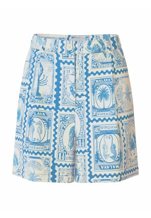 Shorts bleus et blancs avec un motif de timbre-poste mettant en scène des palmiers, des hippocampes, des crabes et des textes tels que "Malaya" et "Bermuda."