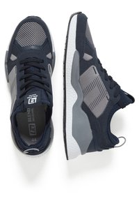 Marinblå og grå atletiske joggesko med mesh-paneler, robuste såler, teksturert stoff og snøring. Størrelsesmerket er synlig.