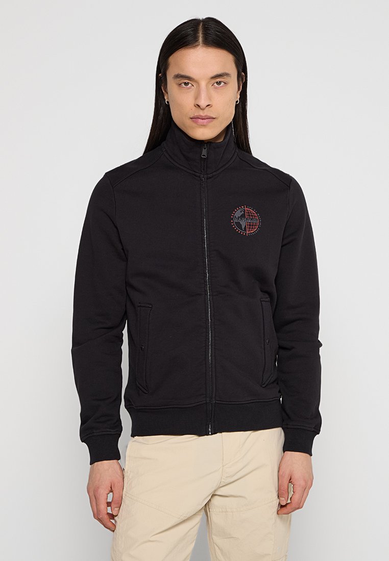 Schwarze Zip-Up-Fleecejacke aus einem glatten Material, ausgestattet mit einem hohen Kragen, zwei seitlichen Taschen und einem roten Logo-Highlight auf der Brust.