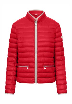 Czerwona pikowana kurtka z srebrnym zamkiem błyskawicznym oraz zamkami kieszeni, stojącym kołnierzem i długimi rękawami.