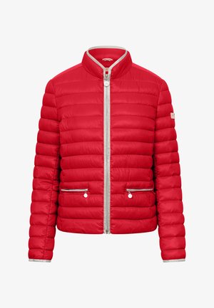Czerwona pikowana kurtka z srebrnym zamkiem błyskawicznym oraz zamkami kieszeni, stojącym kołnierzem i długimi rękawami.
