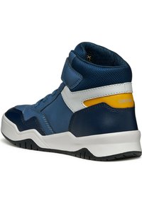 Höga sneakers i marinblått med vita och gula accenter. Tillverkade av läder och mesh med texturerade ytor och en gummisula.