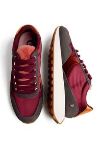 Sneaker bordeaux e grigie con tomaia in suede e tessuto, dettagli soffici sulla linguetta, suola in gomma testurizzata e accenti arancioni a contrasto.