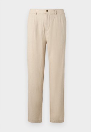 Pantaloni beige su misura con pieghe frontali, chiusura con bottone, passanti per cintura e gamba dritta.