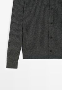 Mørkegrå strikket cardigan med ribbet tekstur, lange ærmer og seks sorte knapper foran. Blødt stof, ingen synlige mønstre.