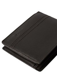Portefeuille en cuir noir avec deux emplacements pour cartes et un petit compartiment zippé. Présente des coutures discrètes et un logo embossé sur le devant.