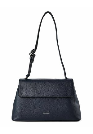 Sac d'épaule en cuir noir texturé avec fermeture à rabat et bandoulière réglable, petit logo en argent de la marque au centre devant.