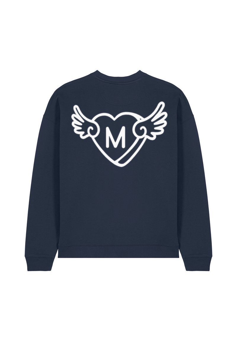 Felpa blu navy con una grafica bianca di un cuore con ali e una "M" al centro. Polsini e orlo a coste.