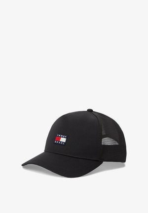 Schwarze Baseballkappe mit einer strukturierten Vorderseite und Netzrücken, vorne mit einem Logo-Patch mit roten, weißen und blauen Streifen.