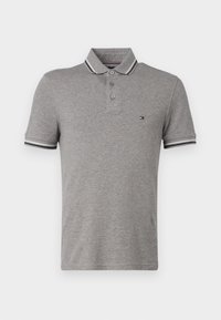 Šedé polo tričko z bavlny s klasickým límečkem. Obsahuje légu na tři knoflíky, kontrastní pruhované manžety a malé logo na hrudi.