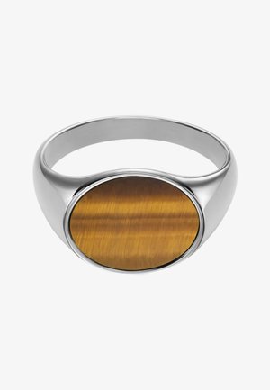 Sølvtonet metalring med en stor, oval, poleret tigerøje-sten i gyldenbrune nuancer med fine vandrette linjer. Glat tekstur.