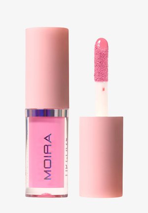 Roze vloeibare lipstick met transparante basis en een matte roze dop, merknaam "MOIRA" zichtbaar, applicatorborstel deels verwijderd met roze pigment zichtbaar.