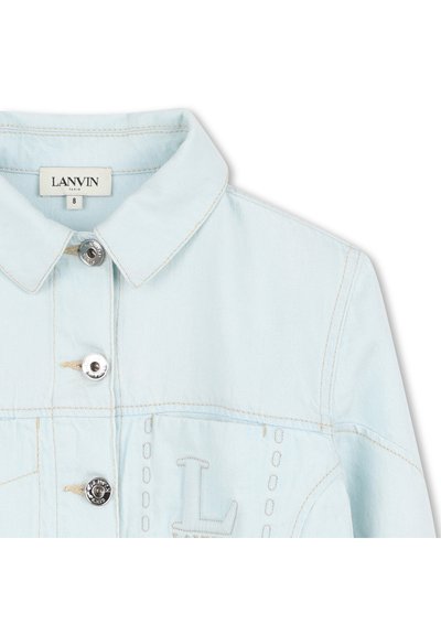Chemise en denim bleu clair avec col pointu, fermeture à boutons argentés et couture décorative. Présente un détail de logo "L" brodé.