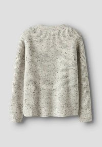 Pull en maille de couleur gris clair avec des nuances sombres, présentant un col rond et des manches longues. La texture est côtelée et légèrement ample.