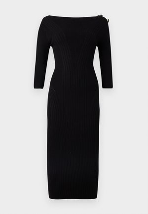 Abito midi nero in maglia coste con maniche a 3/4, scollo a barca, silhouette aderente e dettaglio con bottoni su una spalla.