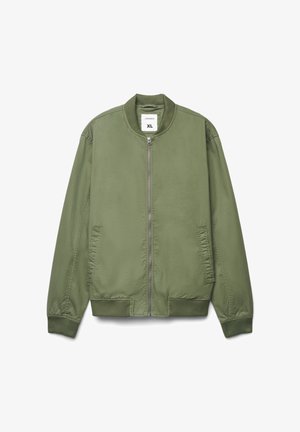 Giacca bomber verde oliva con zip frontale e polsini a costine. Presenta due tasche laterali e scollo rotondo. Texture liscia, materiale leggero.