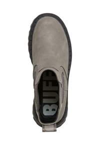 Botín gris sin cordones con suela negra, paneles laterales elásticos, tirador de tela en el talón y "BUFF" impreso en el interior del zapato.