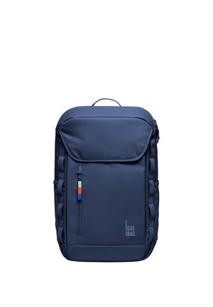 Navyblå rektangulær rygsæk med frontlomme med lynlås, sideløkker, topstrop og "GOT BAG." logo i nederste højre hjørne.