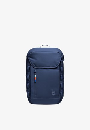 Mochila rectangular azul marino con bolsillo frontal con cremallera, anillas laterales, asa superior y logotipo "GOT BAG." en la esquina inferior derecha.