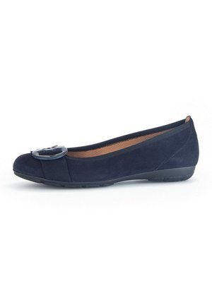 Marineblaue Wildleder-Ballettschuhe mit runder Zehenform, ausgestattet mit einer dekorativen Schnalle auf der Vorderseite und einem glatten Innenfutter. Flache Gummisohle.