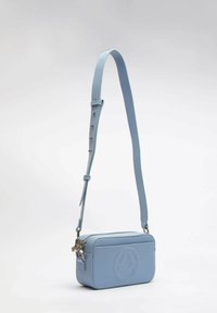 Borsa a tracolla in pelle blu chiaro con forma rettangolare, chiusura zip, tracolla regolabile e dettaglio del logo impresso sul davanti.