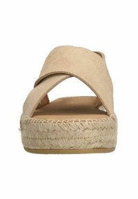 Beige espadrille sandaal met gekruiste suède banden, jute geweven zool en platte hak. Eenvoudig ontwerp met een zachte textuur en neutrale kleur.
