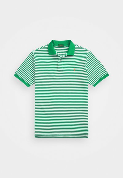 Πράσινη και λευκή ριγέ πουκάμισο polo με μονόχρωμο πράσινο γιακά, φτιαγμένο από βαμβάκι, με ένα μικρό πορτοκαλί λογότυπο στην αριστερή πλευρά του στήθους.